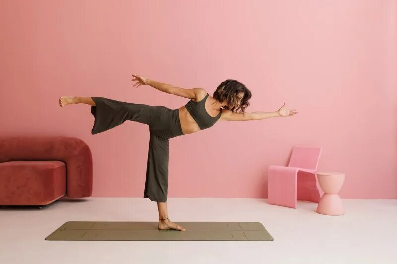 Женская йога. Йога в туле для начинающих. Триконасана йога. Одежда для йоги мандала. Цога.