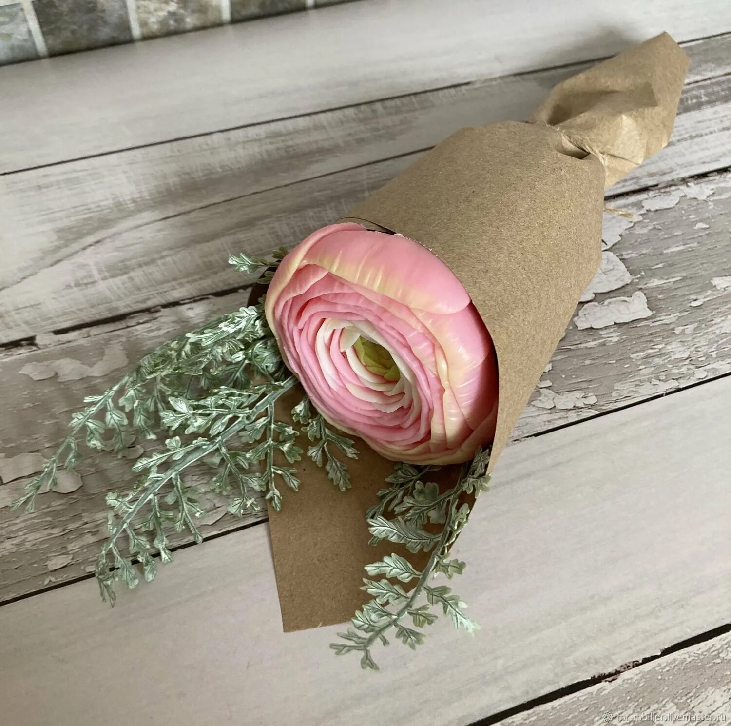 Букет мини комплимент. Небольшие букеты цветов. Букет комплимент. Мини букет из гипсофилы. Мини букетик комплимент для заказчика.