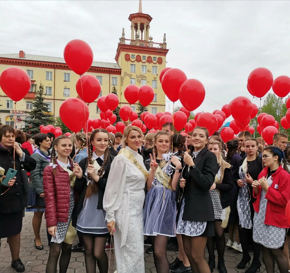 Г прокопьевск школы. Прокопьевск последний звонок 2021. Последний звонок 2021. Последний звонок 2021 11 класс. Последний звонок в Москве 11кл.