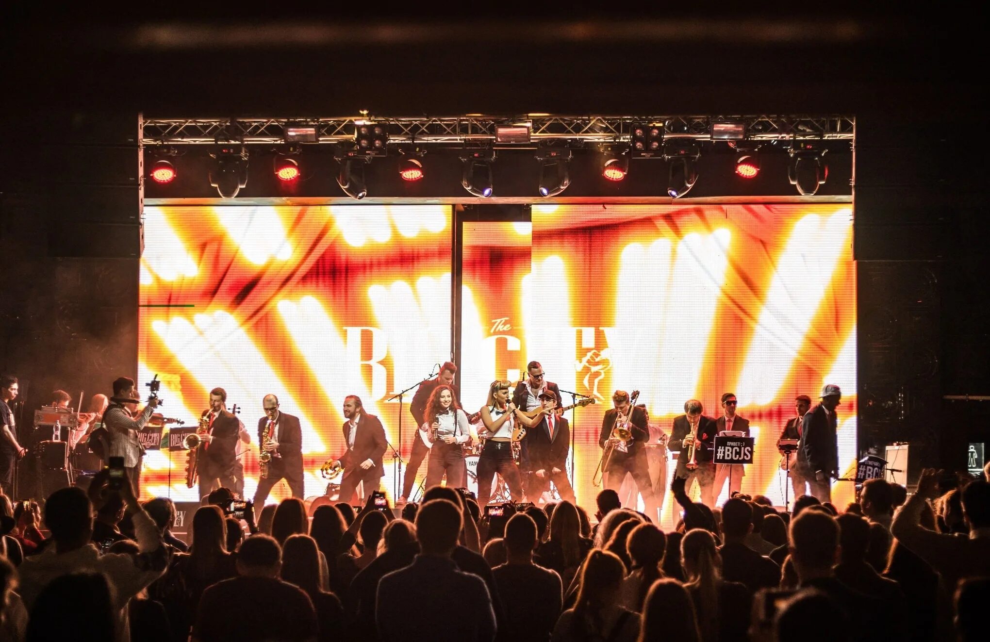 Show orchestra. Оркестр атмосферное фото. Оркестр и диджей. Барабанное шоу. Джаз и рок-н-ролл.