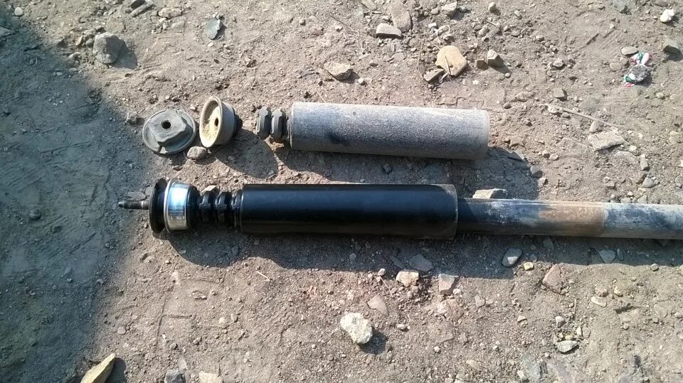 Амортизатор багажника toyota ist. Задние амортизаторы на тойота ипсум 10. Стойка тойота ист. Задний амортизатор тойота витц. Задний амортизатор toyota mark ii.