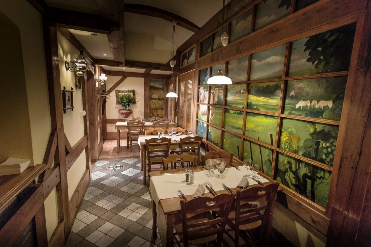 Кафе в деревенском стиле. Охотничий ресторан «охотничий трактир патрон». Интерьер трактира. Интерьер кафе в современном стиле. Таверна харчевня средние века кухня.