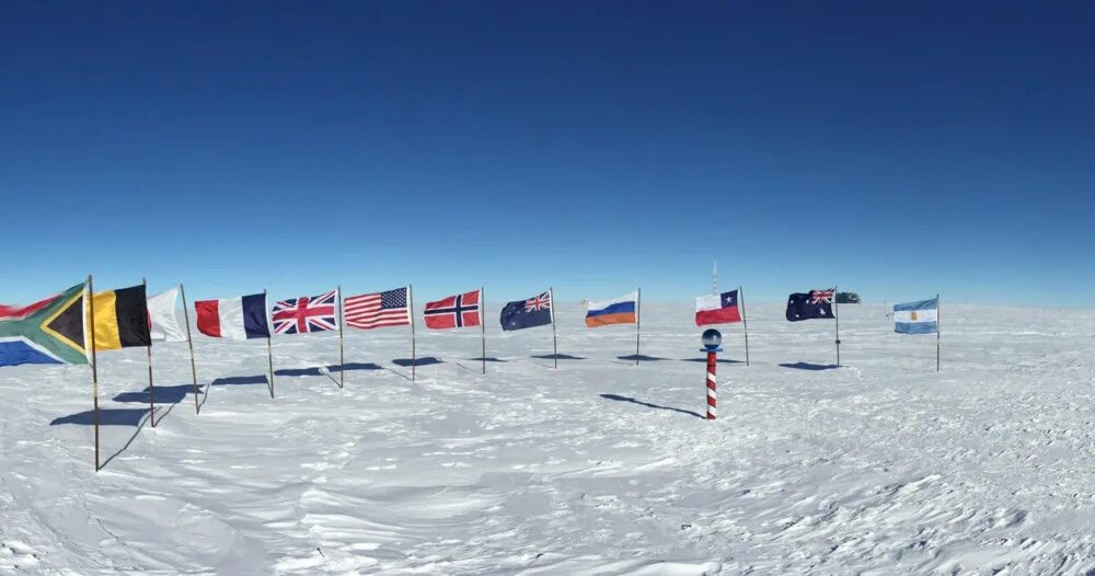 Южный полюс сайт. Южный полюс Антарктида. Церемониальный Южный полюс. Флаг Южного полюса. Флаг на Южном полюсе.