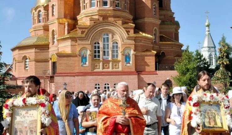 Храм Царственных страстотерпцев Оренбург. Свято-Троицкая обитель милосердия п.Саракташ. Храм в Саракташе Оренбургской области.