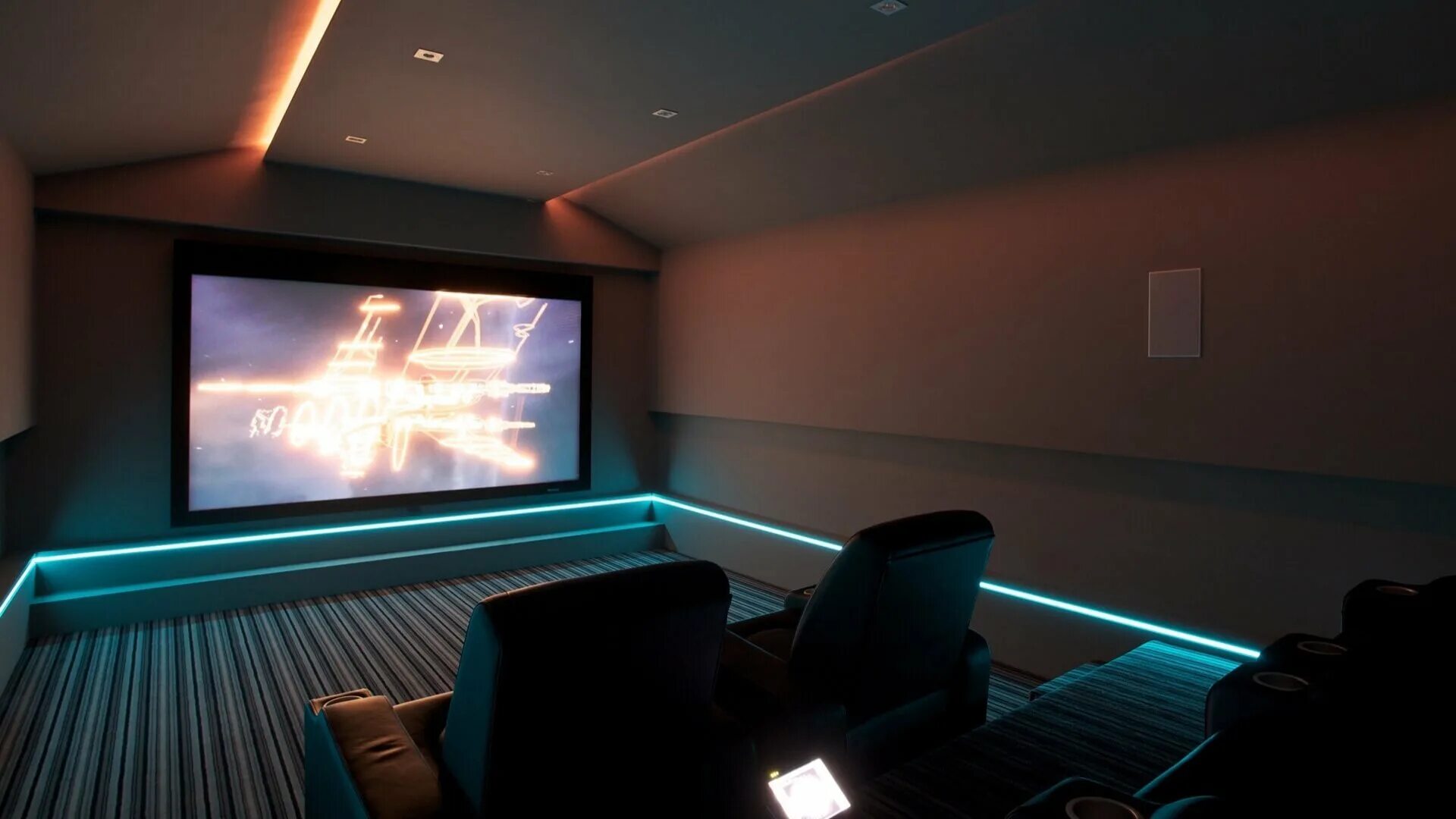 Проектор в домашних условиях. Комната с проектором в кинотеатре. Игровая комната с проектором. Стена в кинотеатре. Маленькая комната с проектором.