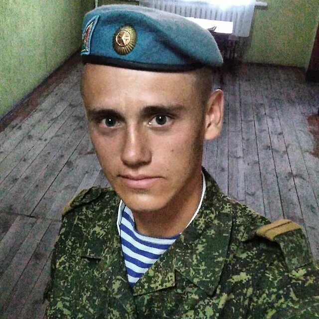 атрибуты вдв. никто кроме нас газманов фильм. олег газманов никто кроме нас клип. береты цвета неба и акс в руках. бойцы спн вдв.