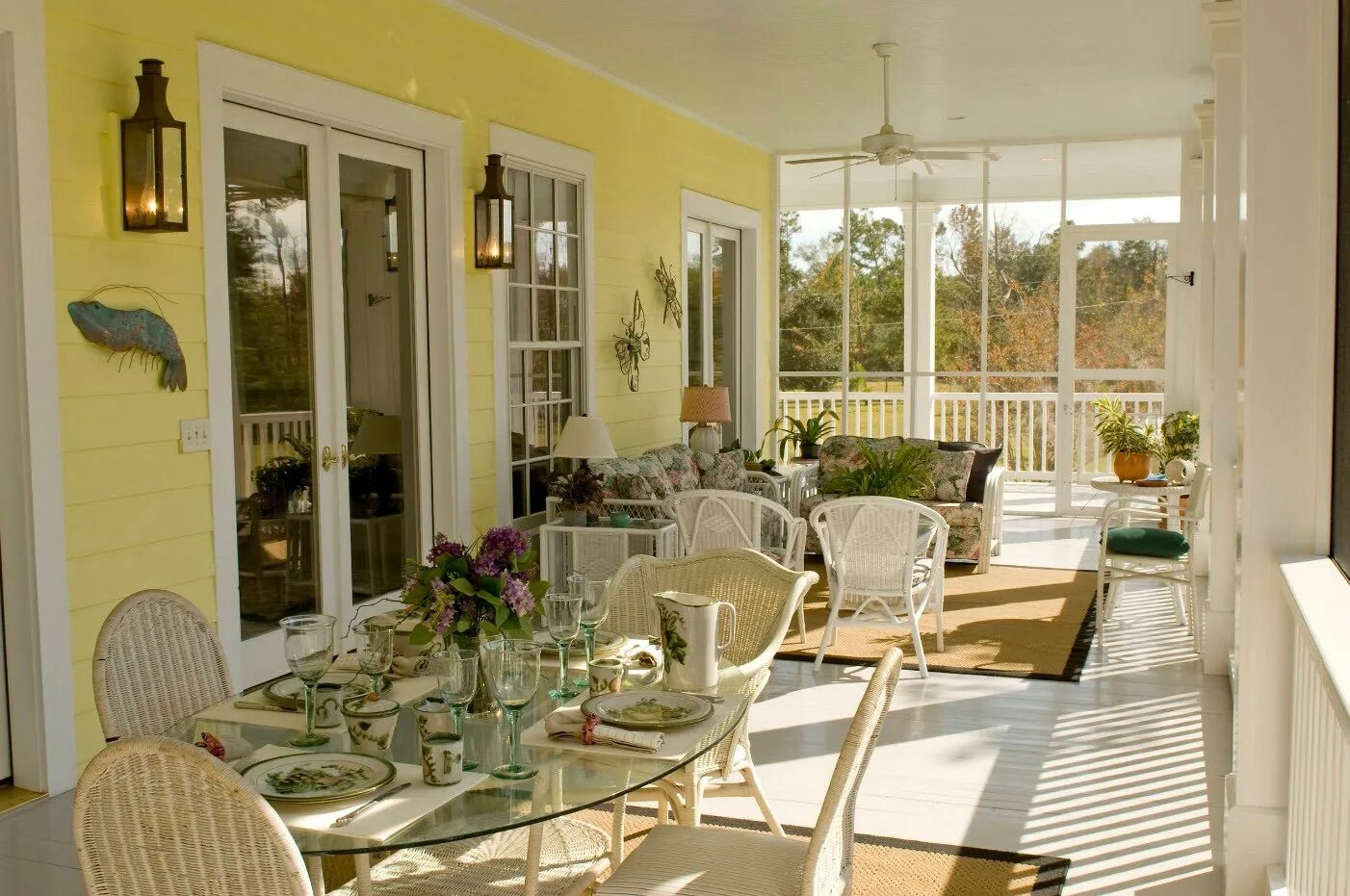 Выйти на веранду. Гостиная с выходом на веранду. Гостиная с выходом на террасу. Выйти на веранду. Большое окно в частном доме.