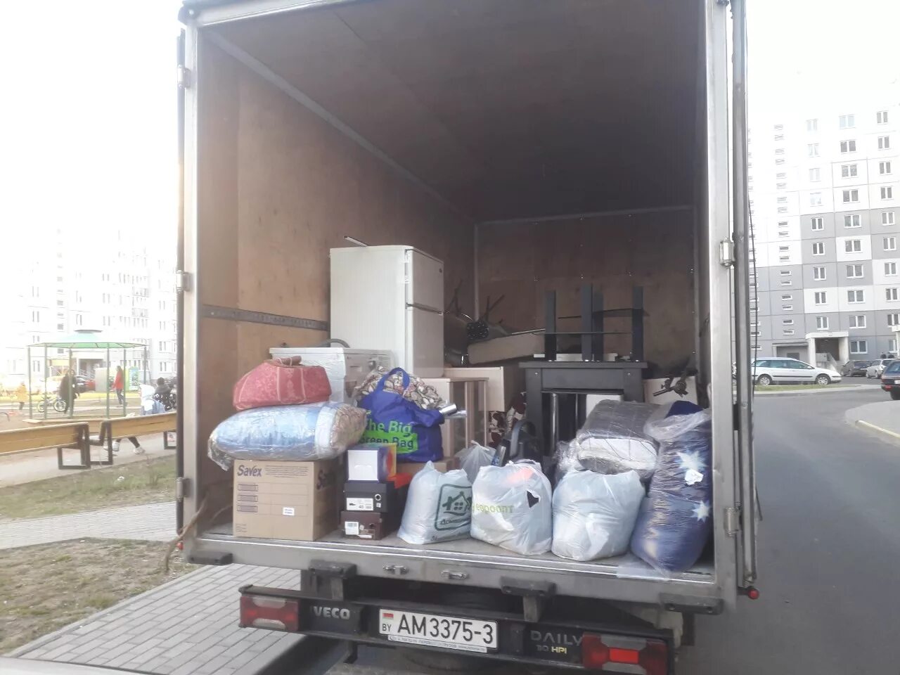 Перевоз вещей на машине. Газель для перевозки вещей. Грузовая машина для перевозки мебели. Газель для перевозки вещей на дачу. Перевезти вещи газели.