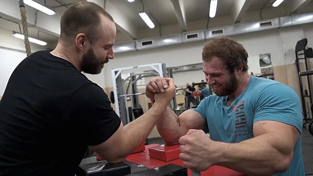 Смаев армрестлинг. Смаев и Сарычев.