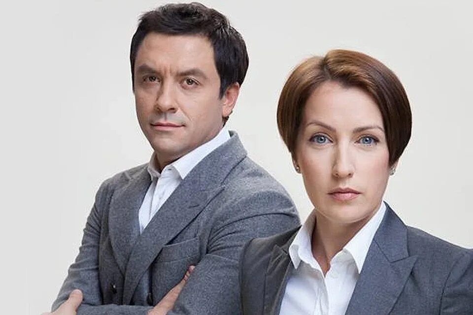 Использовать время с пользой. Девушка с будильником. Свободные часы. Много свободного времени. Женщина с часами.