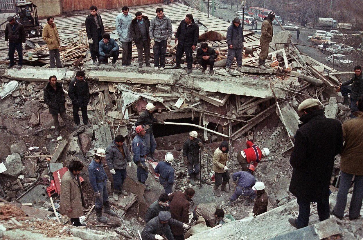 Когда было землетрясение в армении. Землетрясение в армении в 1988. ленинакан землетрясение 1988. спитак землетрясение 1988.