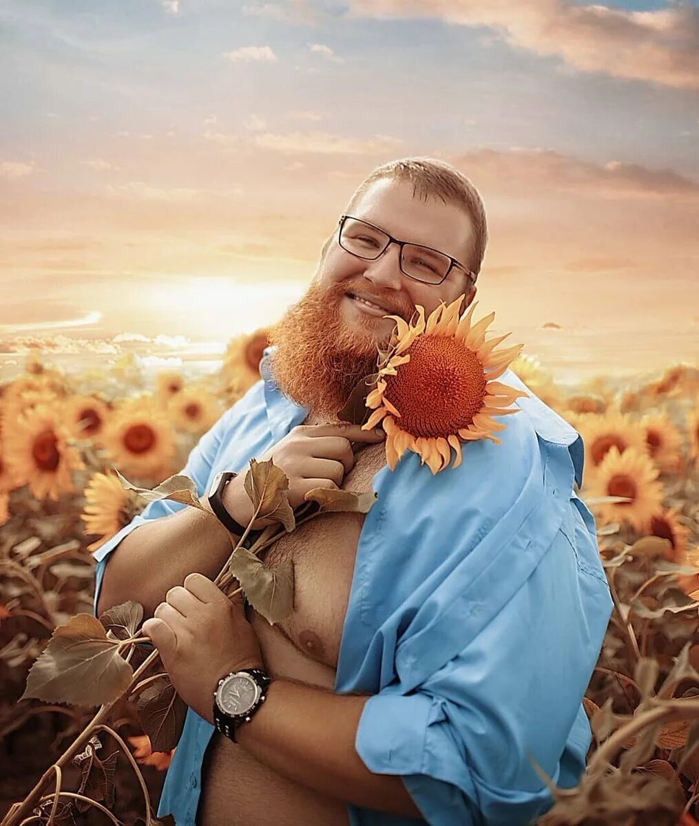 Однажды в россии пародия песни. Пародия на поле чудес. Фотосессия мужчины в подсолнухах. Люди работают в поле. Поле волшебства однажды в россии.
