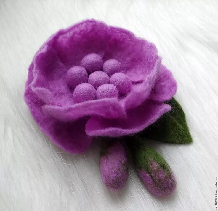 Валяние из шерсти броши. Валяные броши цветы. Валяные цветы из шерсти. Броши валяные из шерсти цветы. Валяные броши цветы.