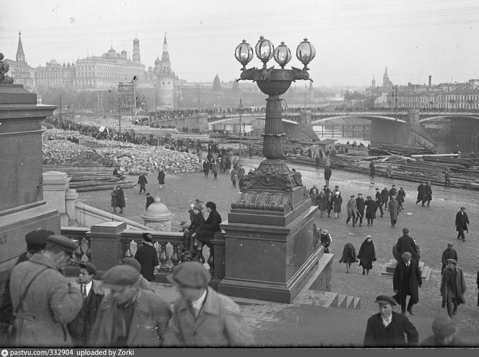 Москва в 1925 году. Большой каменный мост, москва, берсеневская набережная. каменный мост москва 1945. большой каменный мост 1938. pastvu кремль.