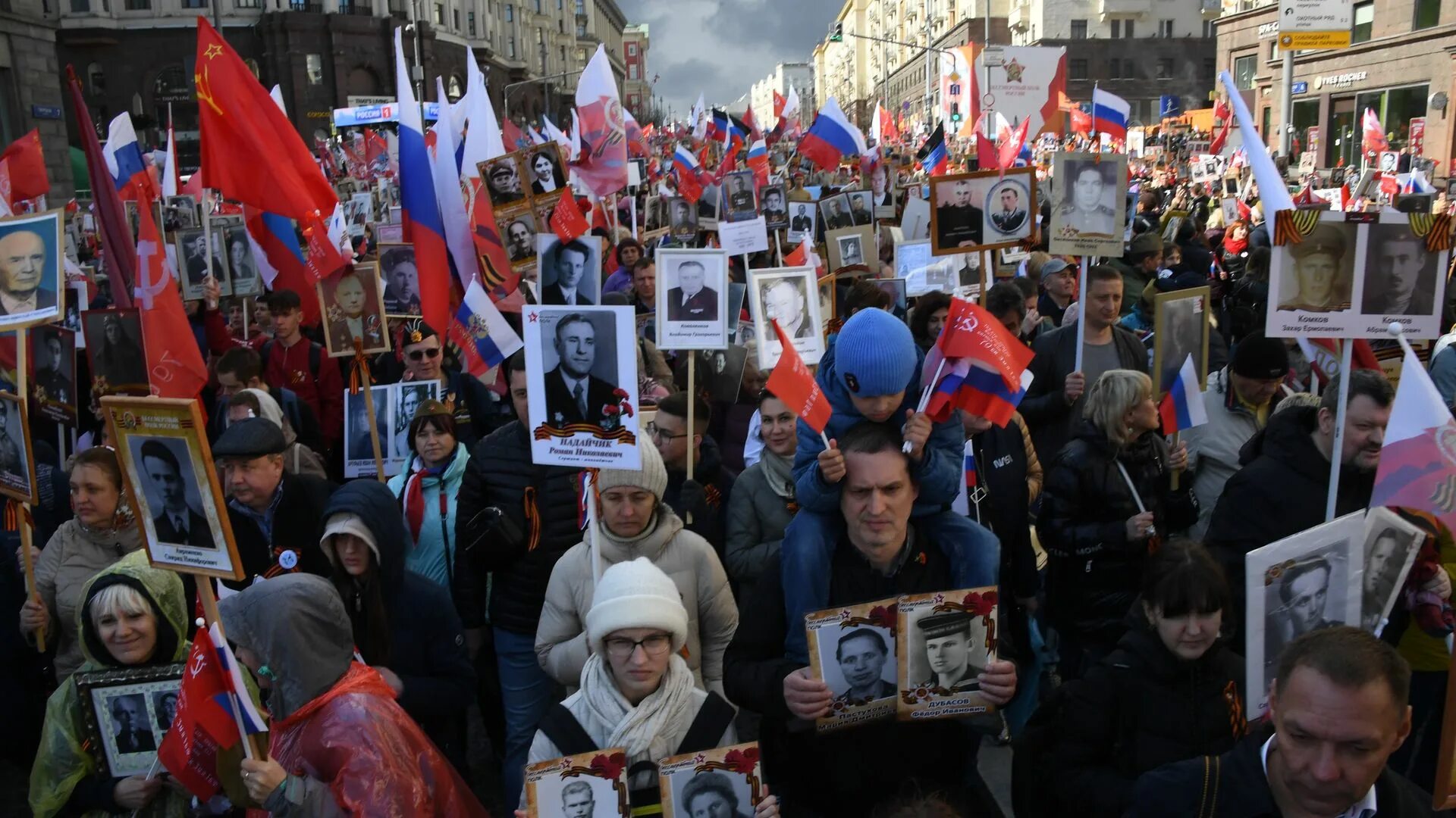 Митинг 9 мая 2023 года. Бессмертный полк в Париже 2023 года. Бессмертный полк Тюмень 2023. Акция Бессмертный полк в 2023 году в России. Бессмертный полк во Франции.