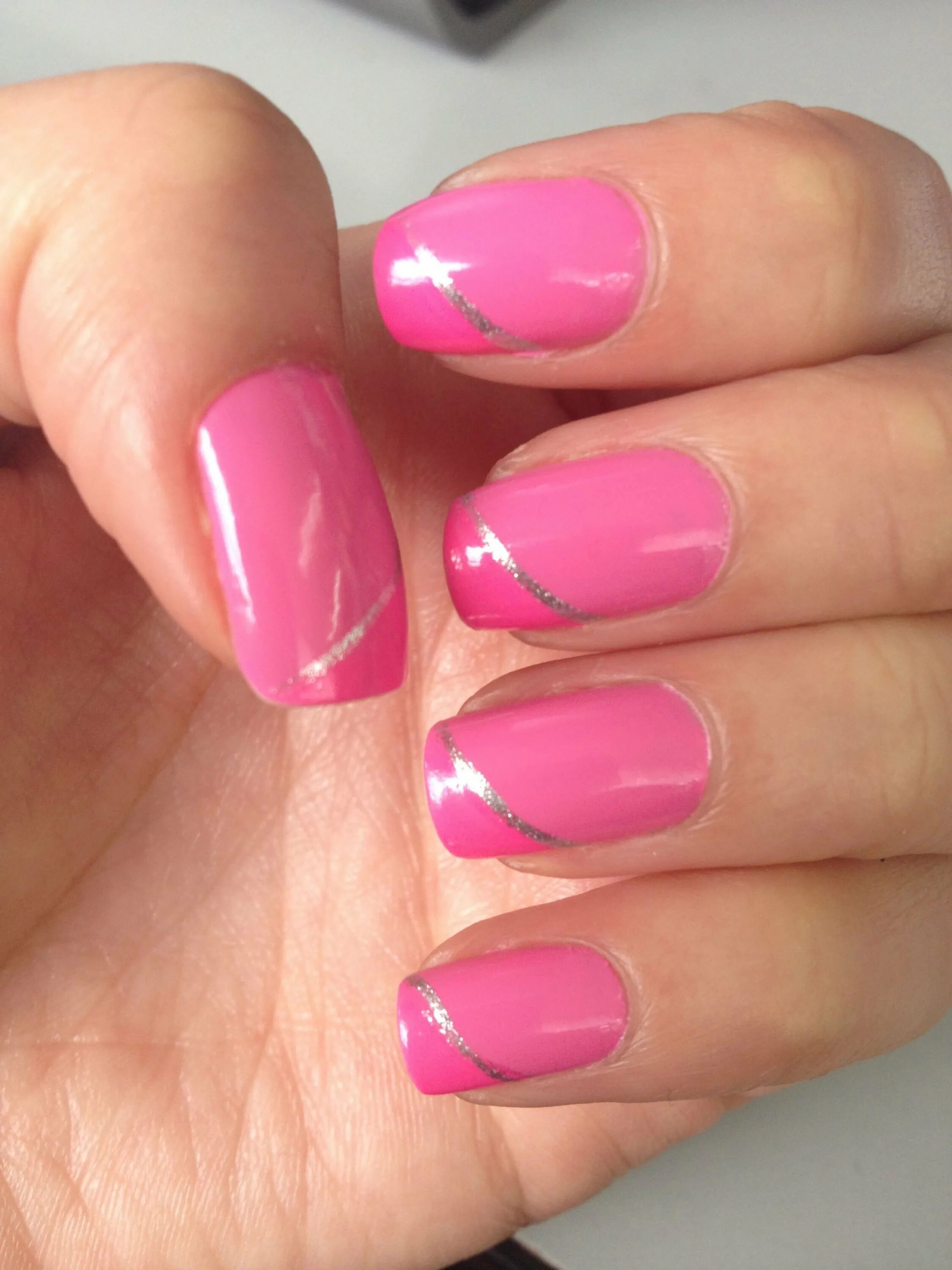 Маникюр цвета фуксии. Френч фуксия на ногтях. Френч фуксия. Френч фуксия 2023. Фуксия маникюр 2023 миндаль.