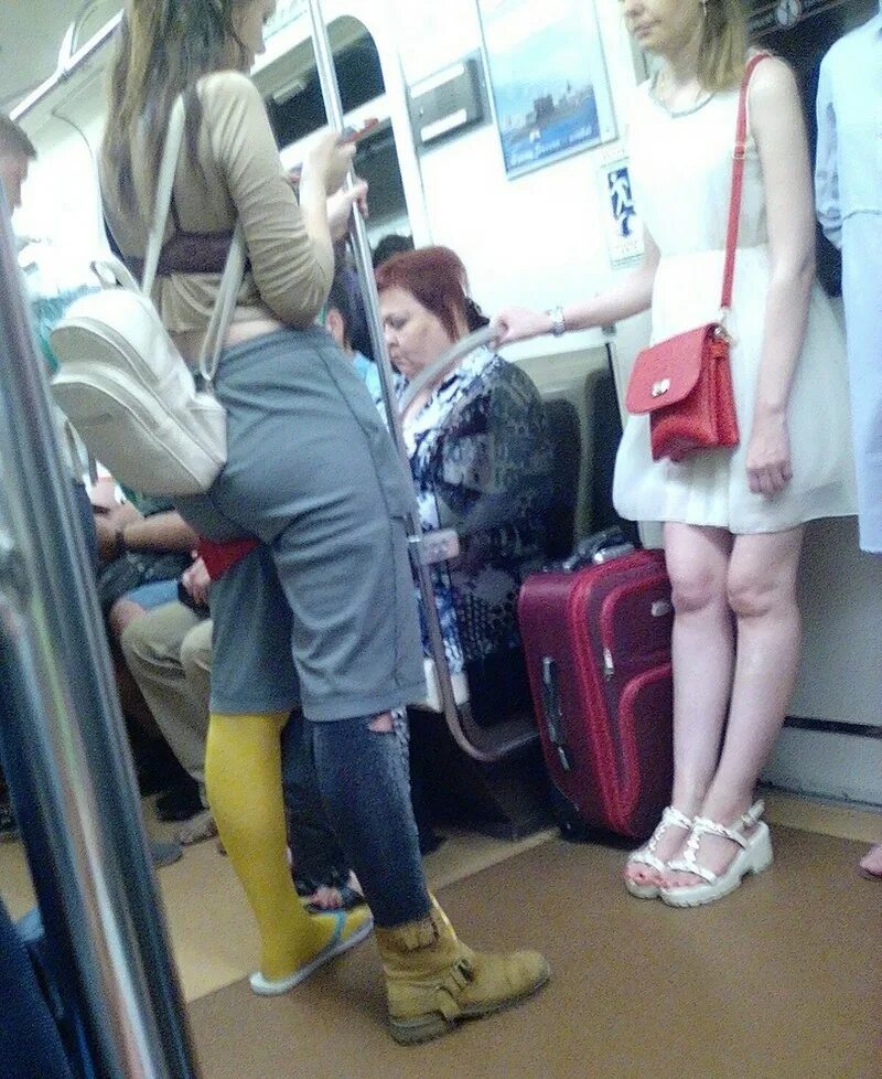 Спалился извращенец в метро. Извращенцы в московском метро. Извращенец в метро. Фотосессия в метро в лаще. Девушки в метро.