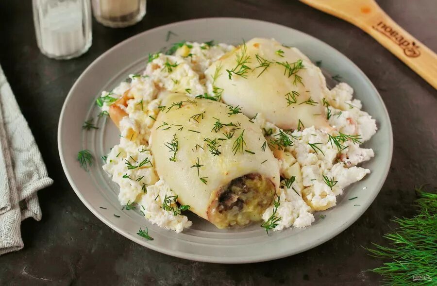 Рецепт кальмары с сыром. Фаршированные кальмары с булгуром и грибами. Кальмары фаршированные грибами. Кальмары фаршированные рисом. Кальмар фаршированный с соусом.