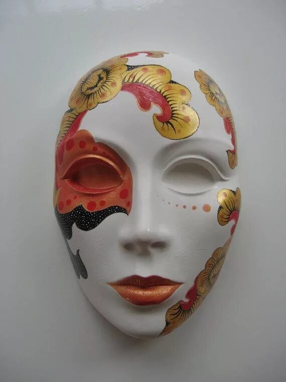 Красиво раскрасить маску. Маски расписные. Расписанная маска. Пластмассовые маски венецианские. Пластиковая венецианская маска.