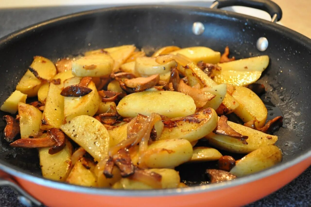 Блюда с картошкой. Блюда с жареной картошкой. Жареная картошка с грибами блюдо. Блюда из картошки и жареного лука