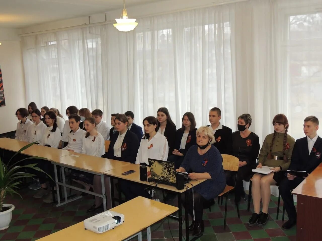 Гимназия интеллект горловка. Гимназия интеллект дистанция горловская. Гимназия интеллект ессентуки директор. Гимназия интеллект вк горловка. Гимназия интеллект город горловка фото учителей.