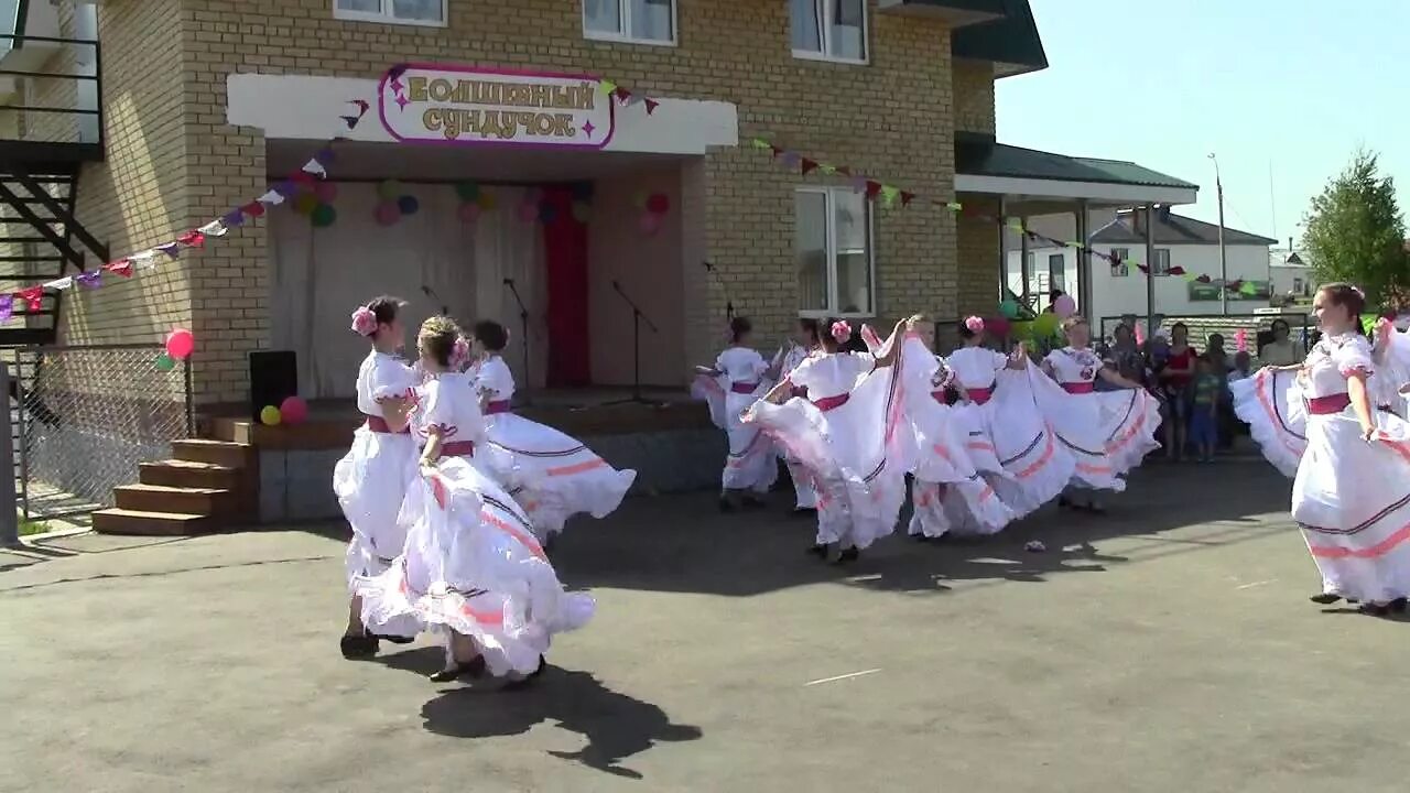 Погода сернур марий эл на неделю. Сернур Марий Эл. Дом культуры пгт Сернур. Танец посёлок Сернур.