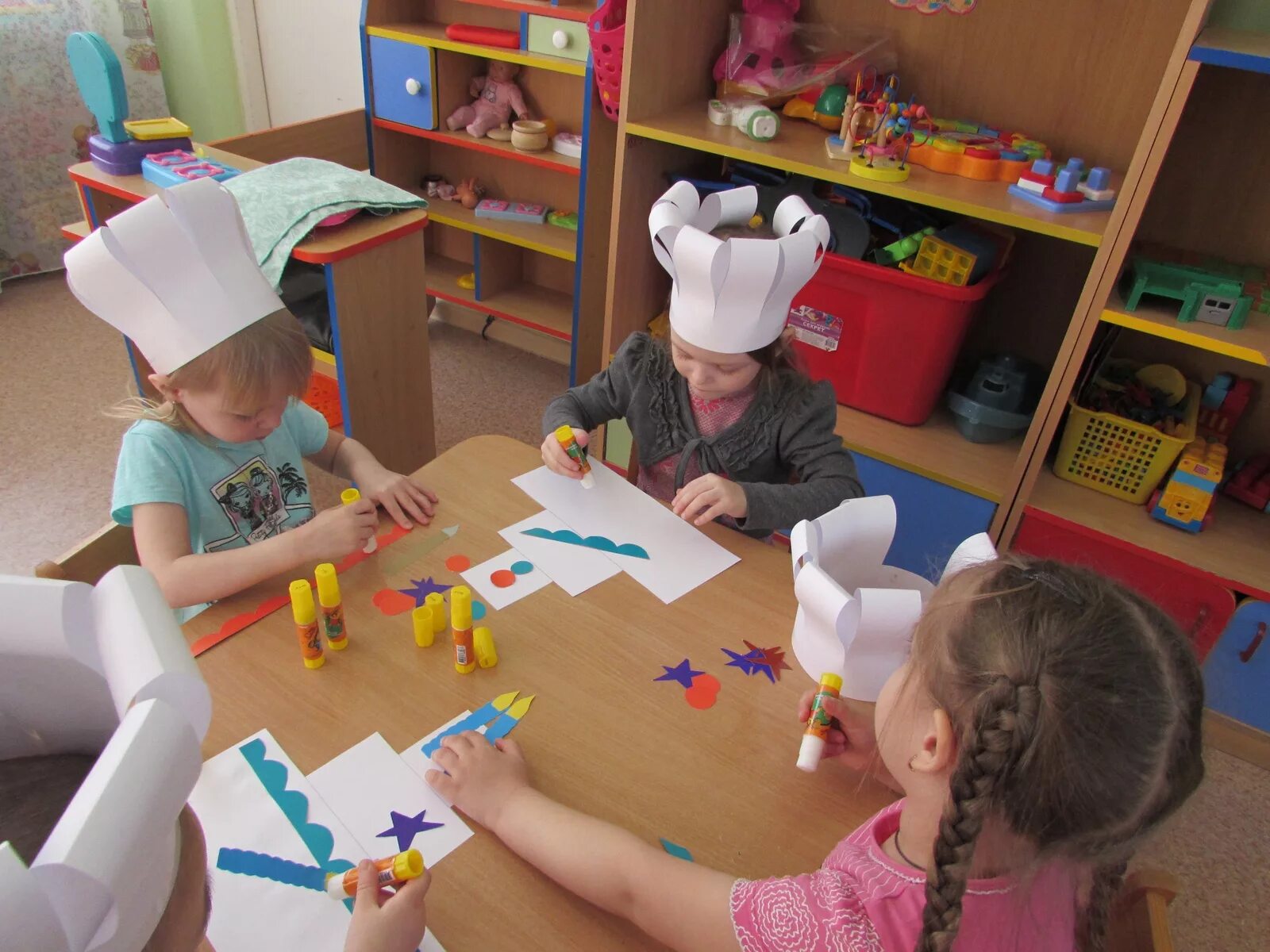 ролевая игра учитель для детей. наблюдение за трудом взрослых в средней группе. труд взрослых в детском саду. профессия дворник в детском саду. дети наблюдают за трудом взрослых.