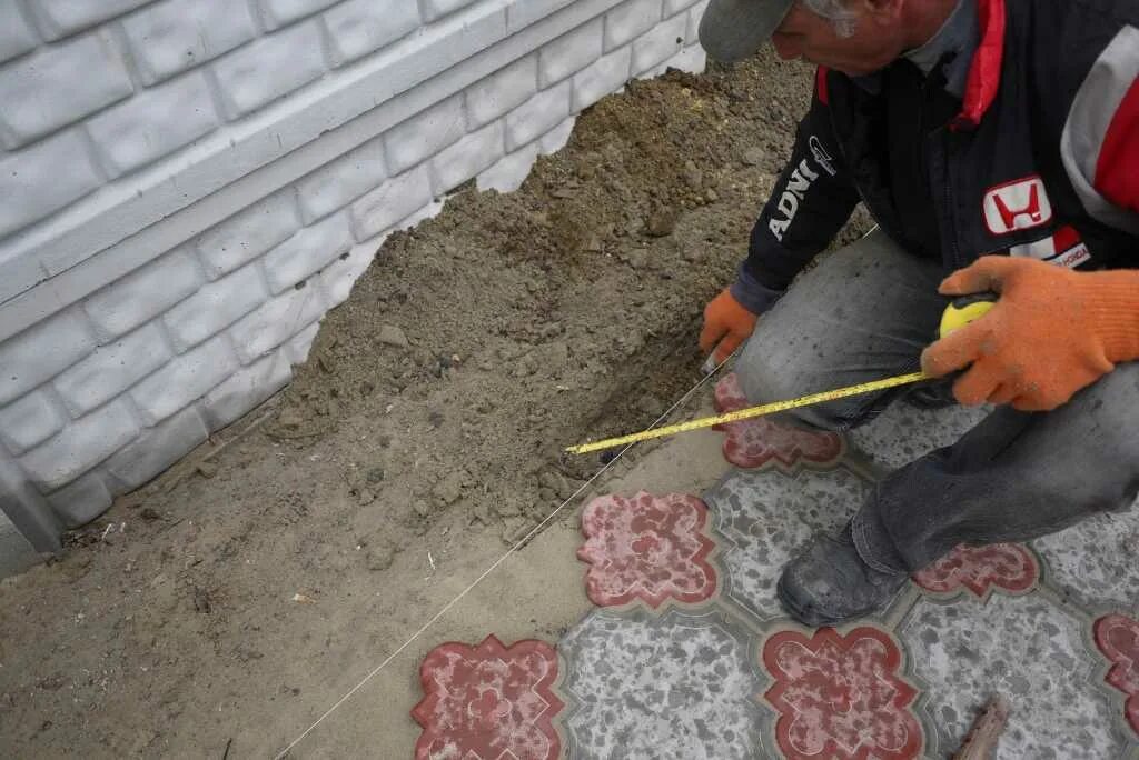 Как правильно тротуарную плитку. Укладка тротуарной плитки своими руками. ложим тротуарную плитку своими руками. укладка брусчатки своими руками. тротуарная плитка монтаж своими руками.