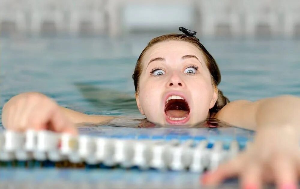 Страх воды. Человек под водой. Страх плавать. Тонущий человек. Гидрофобия боязнь глубины.