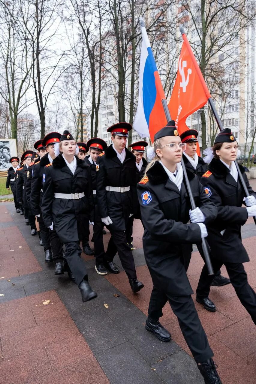 Парад кадет на поклонной горе. Первый московский кадетский корпус форма. Кадетский класс 1748 вертикаль. Ейский казачий кадетский. Кадетская школа кремля.