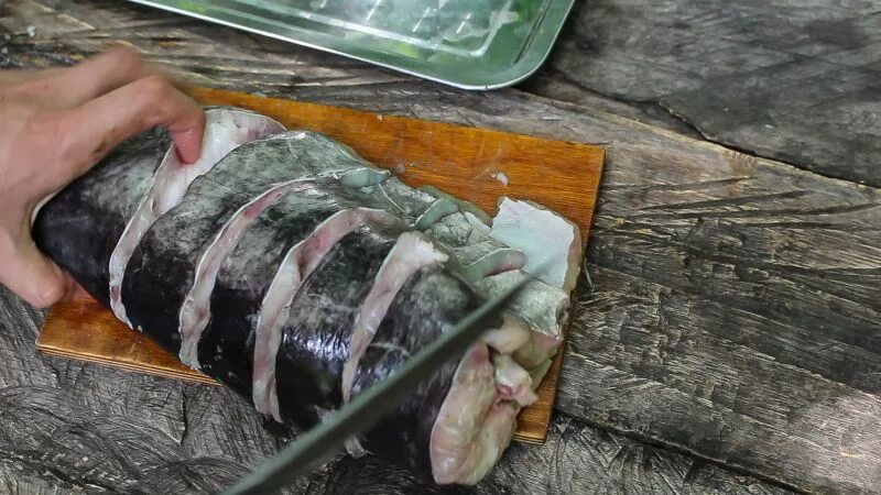 Как разделать сома. Как чистить сома канального. Шашлык из сома. Технологическая схема обработки камбалы. Как разделать сома.