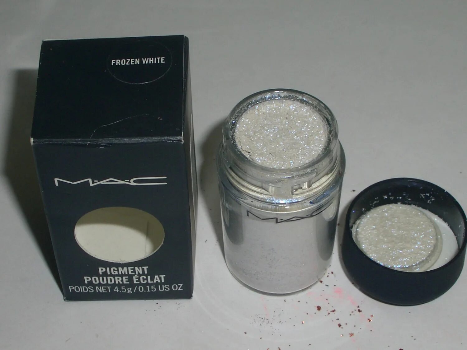 Frozen white. Mac пигмент Frozen White. Пигмент мас poudre Eclat de couleur. Frozen White краска. Mac пигмент старый выпуск 2017.