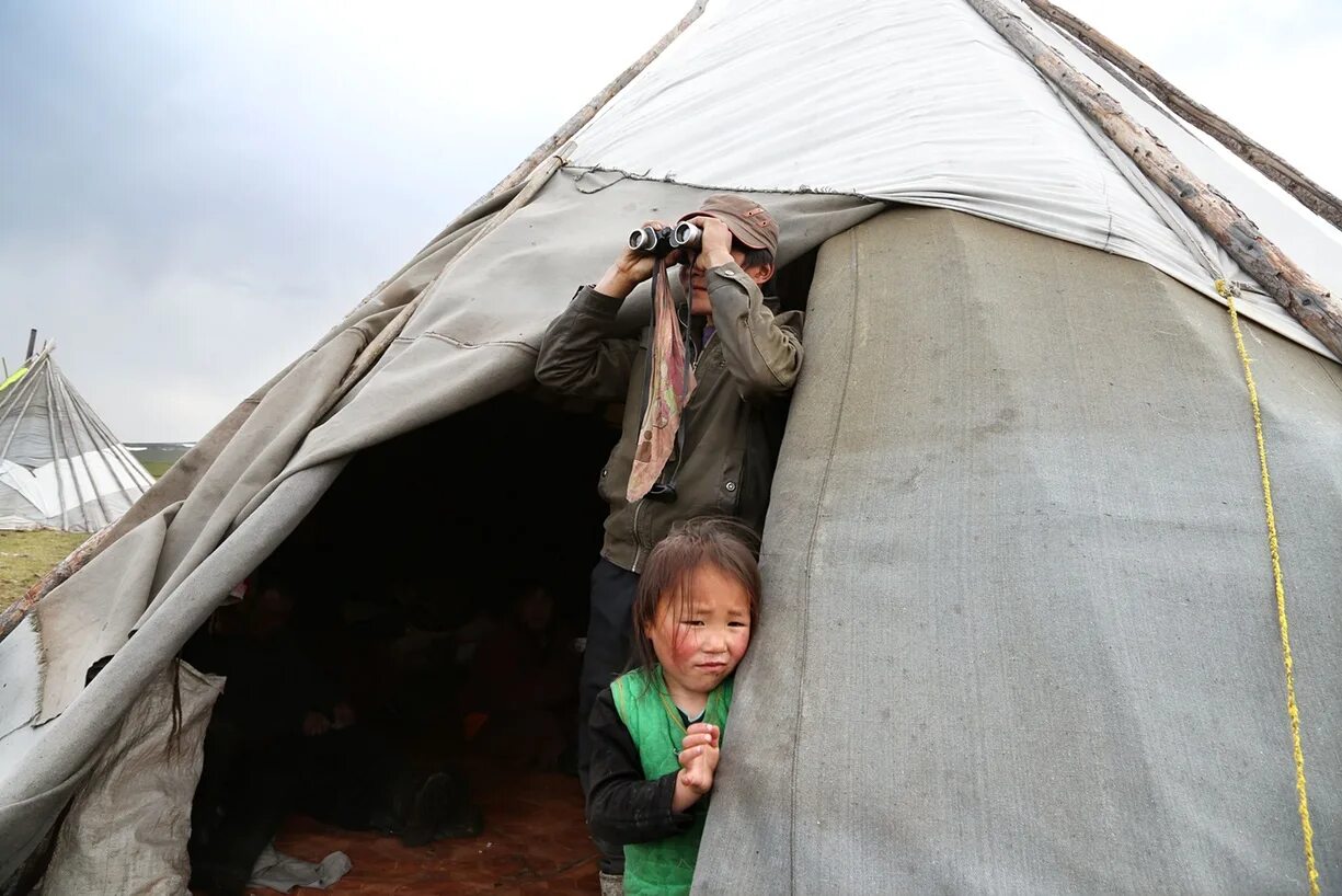 Чум манси внутри. Ямал чум внутри. Чум ненцы ханты. Чум ненцев ямала. Внутреннее убранство чума хантов.