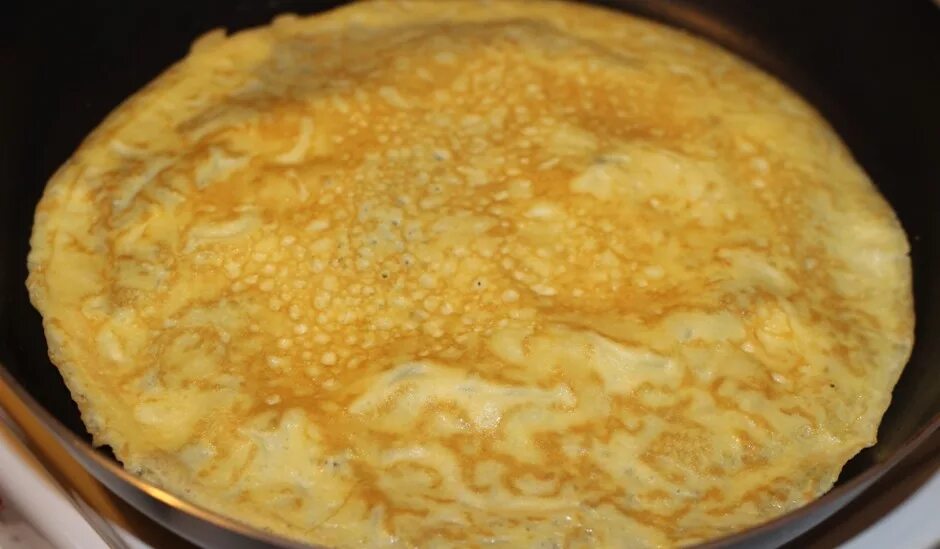 Яичный блин. Как жарить яичные блины. Блинчики из яиц. Яичные оладьи. Яичный блин.