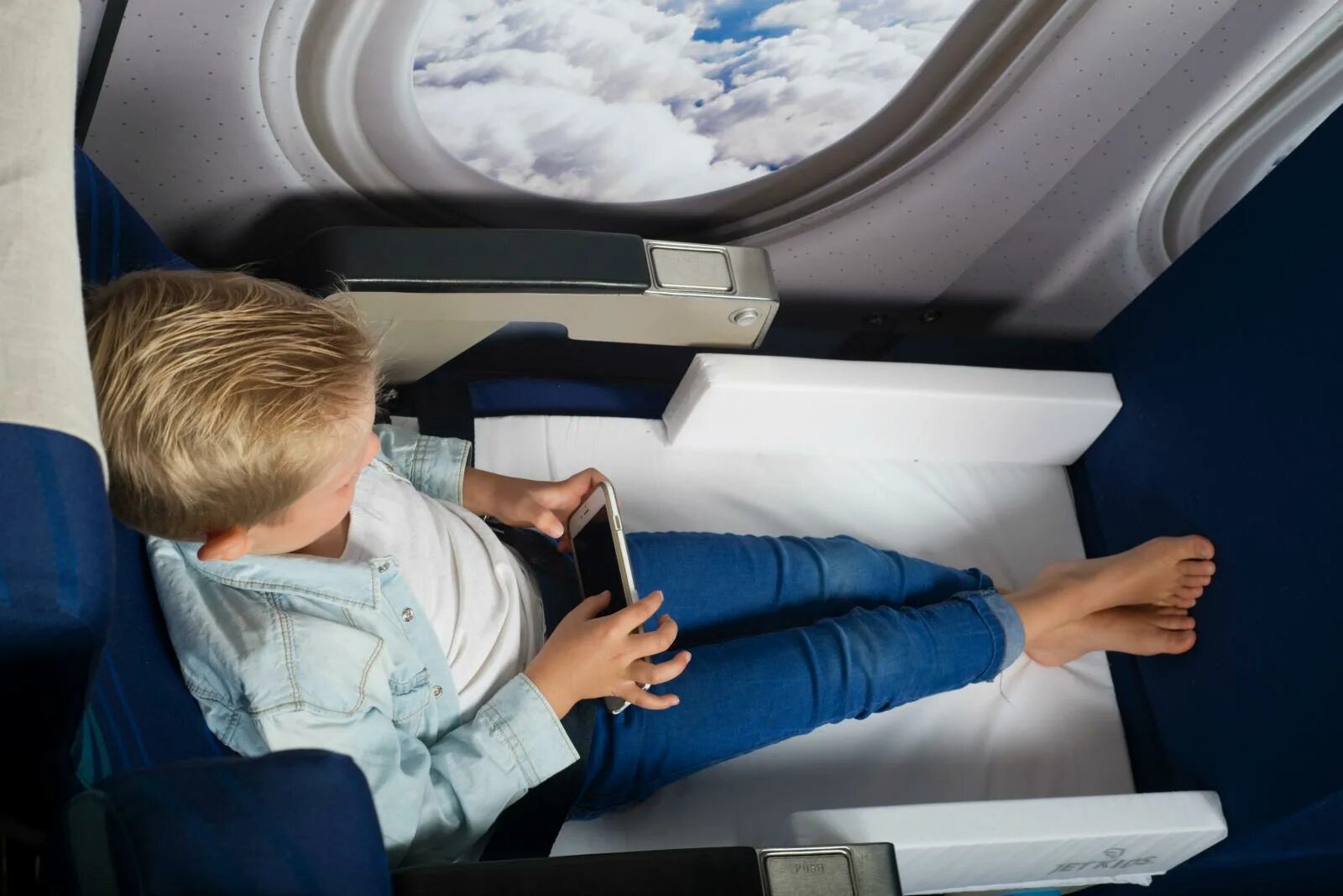 JETKIDS BEDBOX. Чемодан — кровать BEDBOX!. Чемодан Стокке детский для самолета. Кровать в самолете для ребенка.
