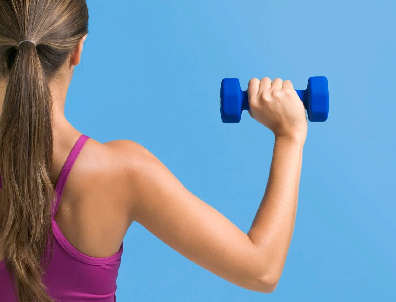 Гантели для фитнеса. Спортивные девушки. Девушка и фитнес. Гантели для фитнеса. Гантели работа на руки.