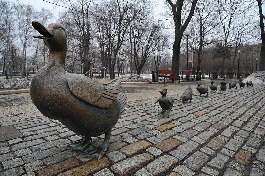 20 памятников москвы. Памятник утятам в Москве. Памятник утке с утятами в Москве. Скульптура дайте дорогу утятам Москва. Памятник уточкам в Москве.