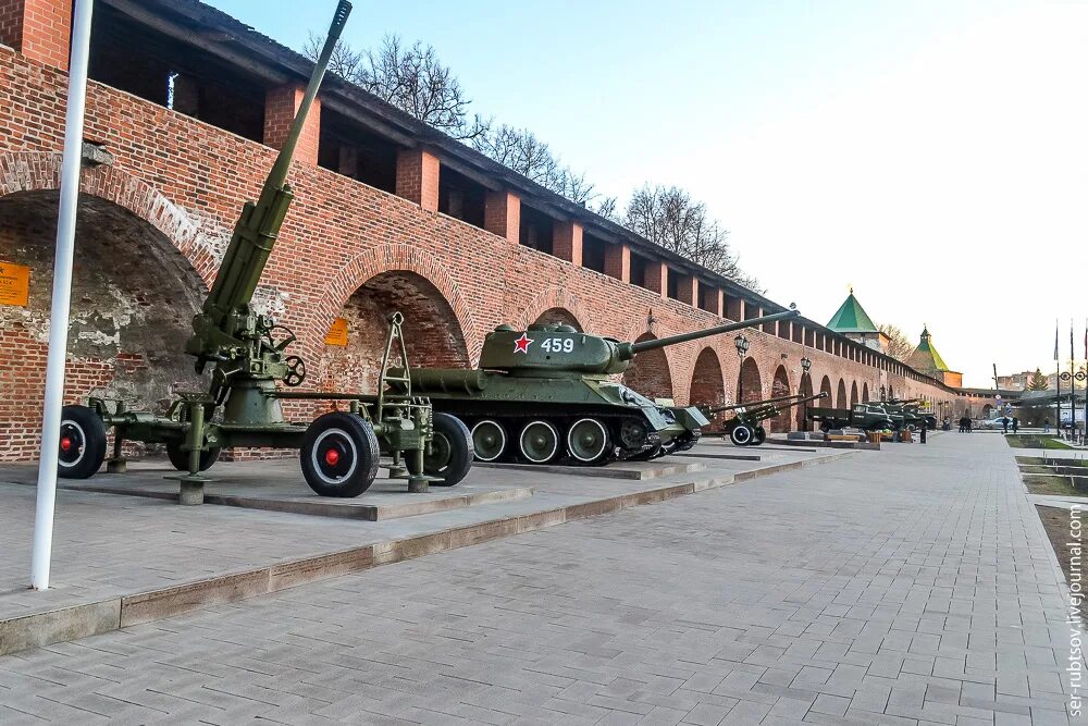 Горьковчане фронту Кремль Нижний Новгород. Музей в Кремле Нижний Новгород. Мемориал горьковчане фронту Нижний Новгород. Танк в Кремле Нижний Новгород.