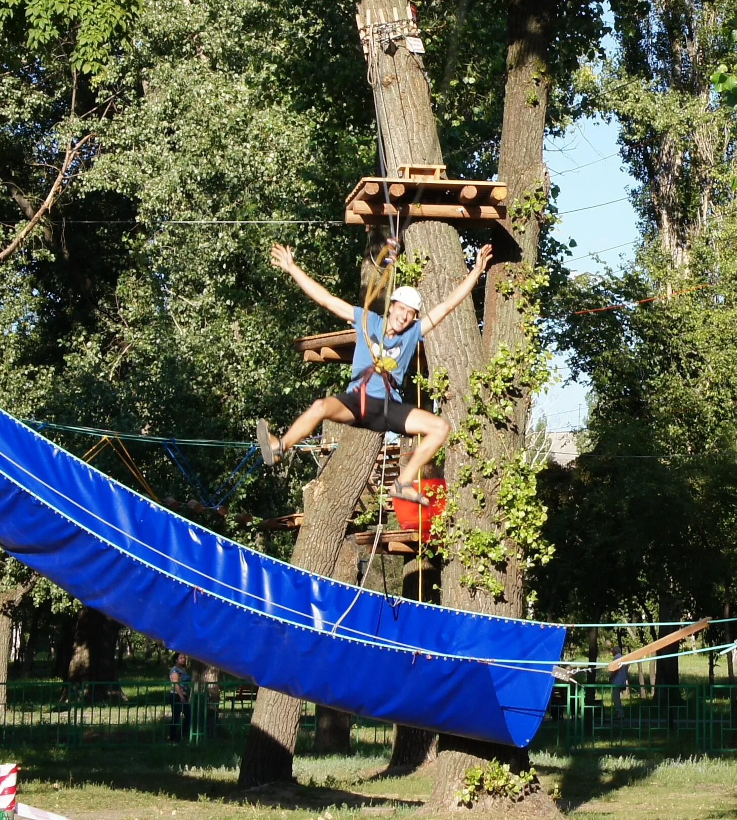 Парк тарзания ярославль. Веревочный городок тарзания в загородном парке. Тарзания самара загородный парк. Веревочный парк тарзания. Веревочный парк тарзания.