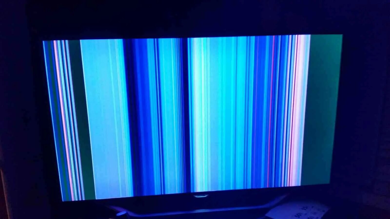 Тв ролсен горизонтальные полосы. Полосы телевизор philips. Вертикальные полосы 32lm340t. Вертикальные полосы 32lm340t. Вертикальные полосы на телевизоре.