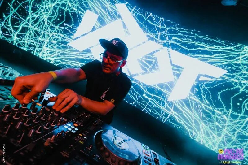 новый герой mikis dnb. уставший диджей. лучший mash up dj беларуси. Dj ss. джанглисты.