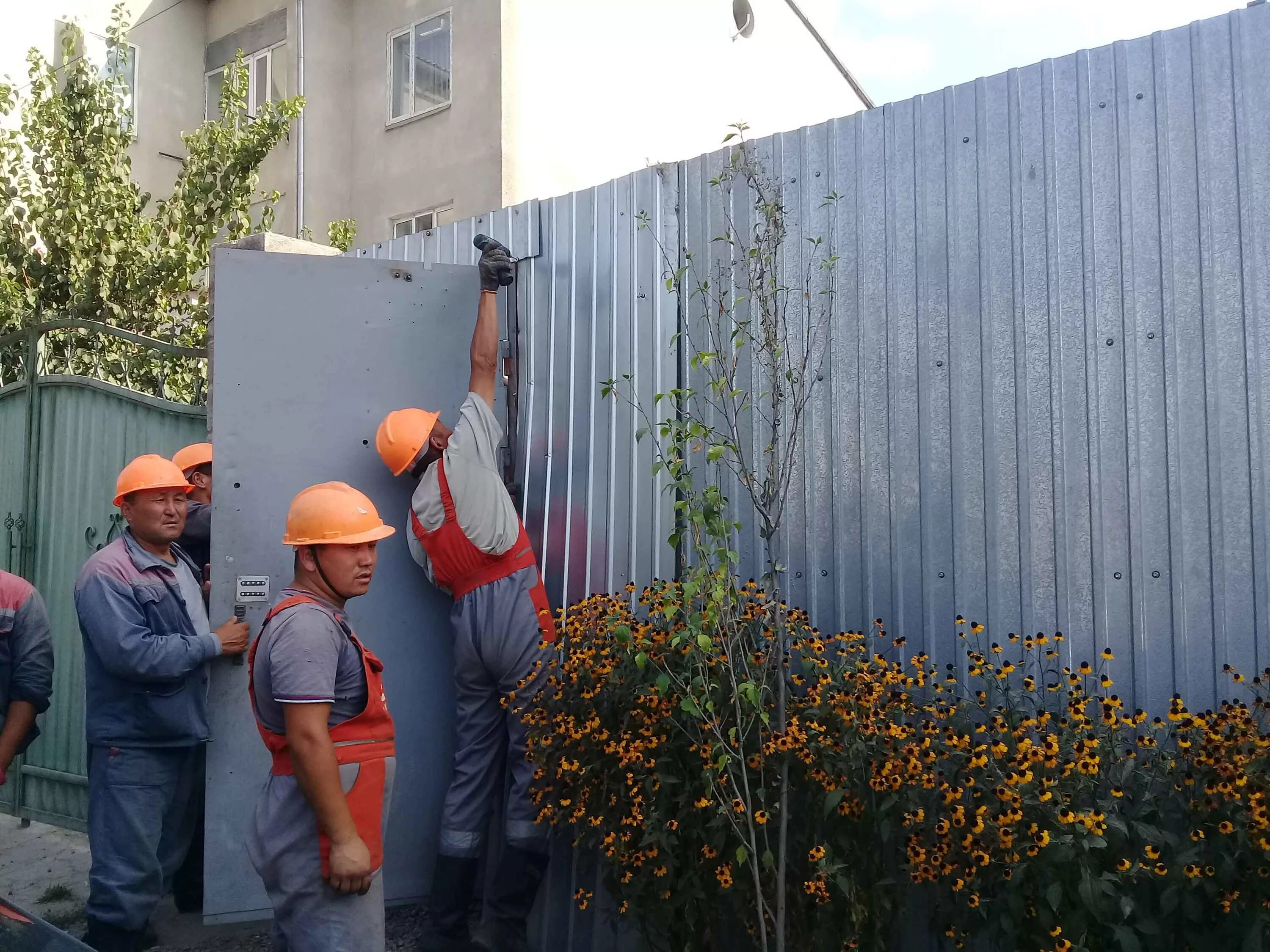 Снос забор. Снос забор. Демонтаж забора. Демонтаж забора. Демонтированный забор.