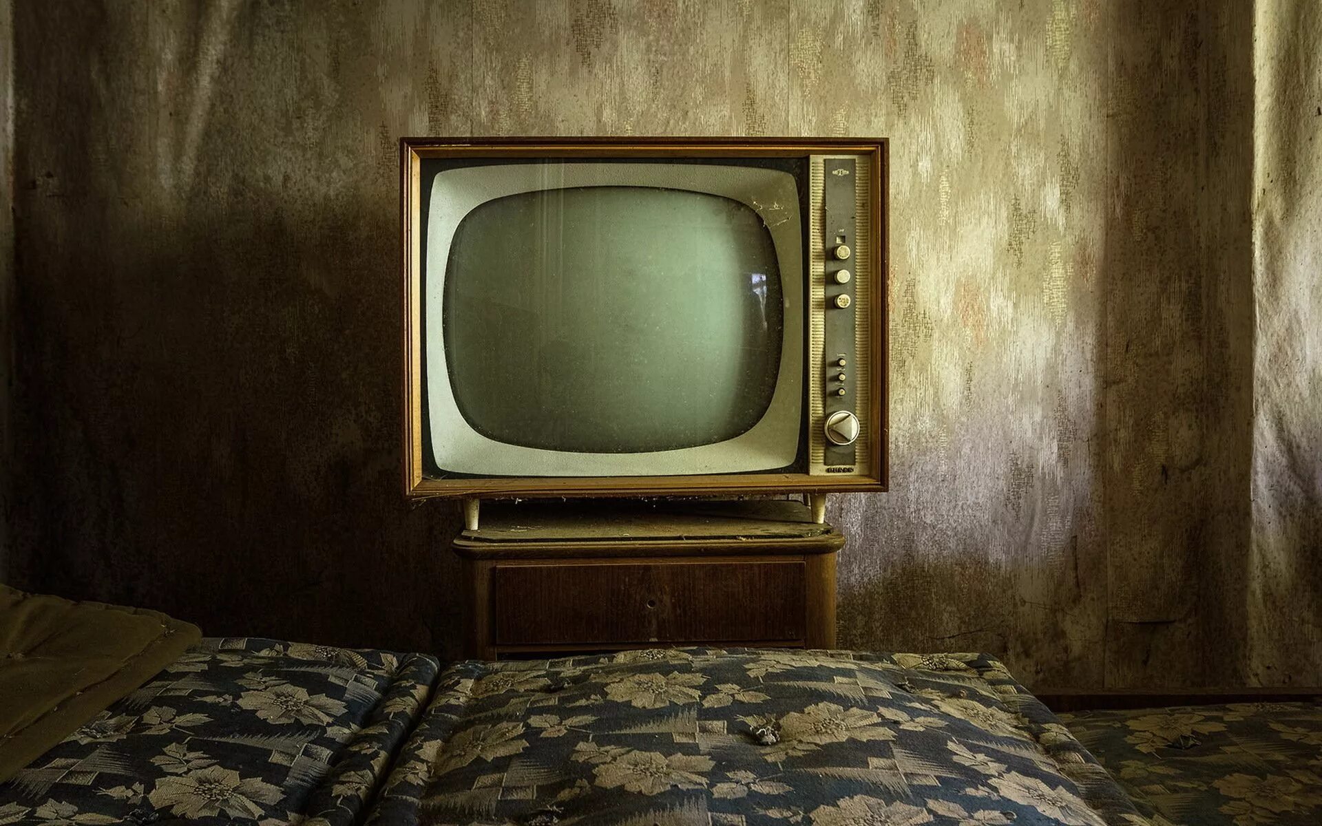 Tv old 2. Старый телевизор. Старинный телевизор. Телевизорстарывй. Старый телевизор в комнате.