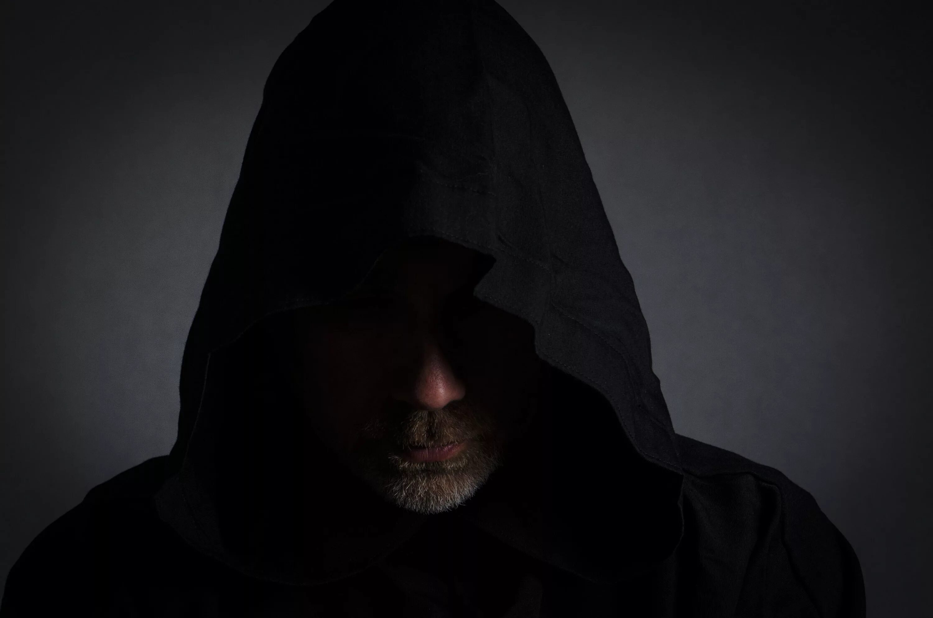 монах в капюшоне. человек в черном капюшоне. фигура в черном балахоне. намо мандос. черный капюшон.