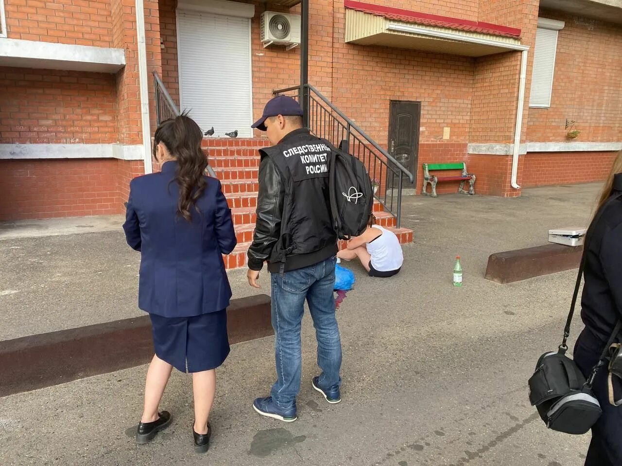 Два мальчика выпали