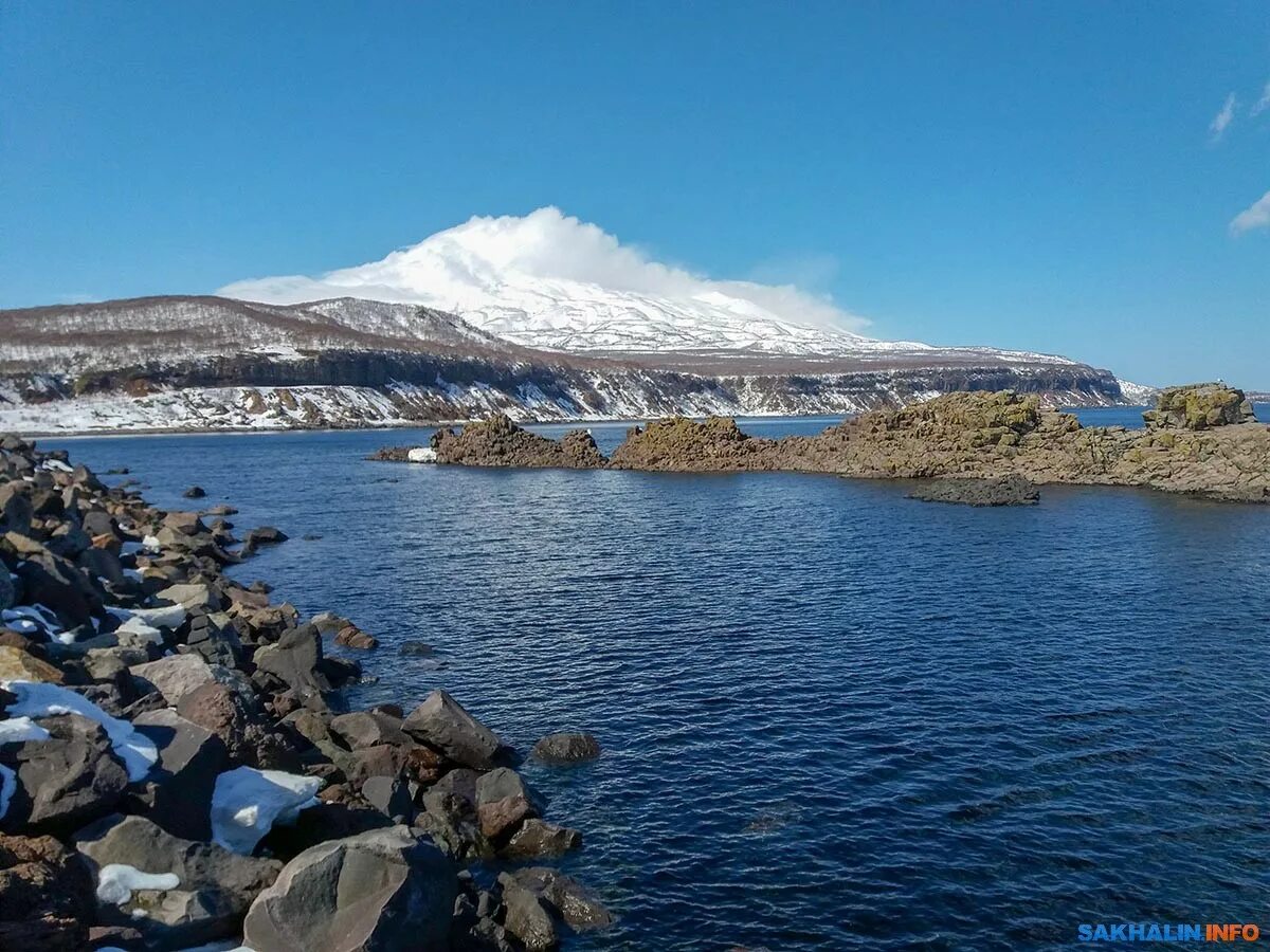 Зимний сахалин с морем. Зимний сахалин. Томари сахалинская область зима. Апрель зимой. Охотск люди.