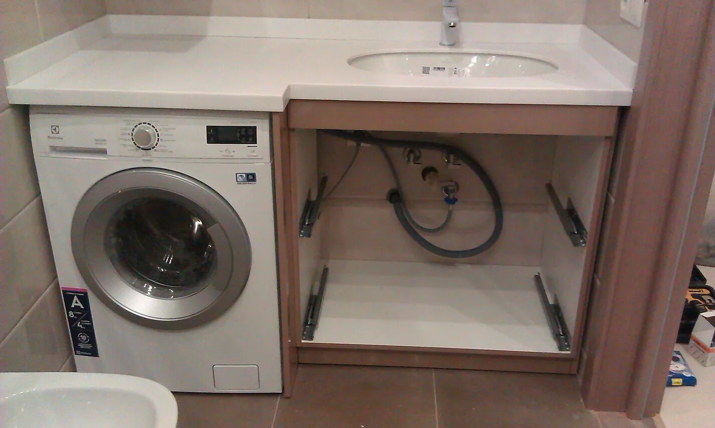 Стиральная машина встроенная под раковину. Встроенная стиральная машина в ванной под раковиной. Раковина над стиральной машиной кувшинка лонг. Раковина 7050 над стиральной машиной. Подключение стиральной машины.