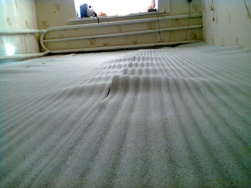 Подложка утеплитель под линолеум. Утеплитель под линолеум на бетонный пол. Утеплитель под линолеум. Как утеплить пол под линолеумом. Утеплитель для пола под линолеум.