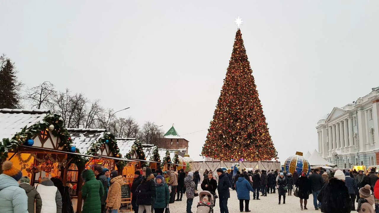 Новый год новгородская область. Горьковская елка Нижний Новгород. Горьковская елка 2022 Нижний Новгород Кремль. Площадь Минина и Пожарского Новогодняя Нижний Новгород-. Горьковская елка 2020 Нижний Новгород.