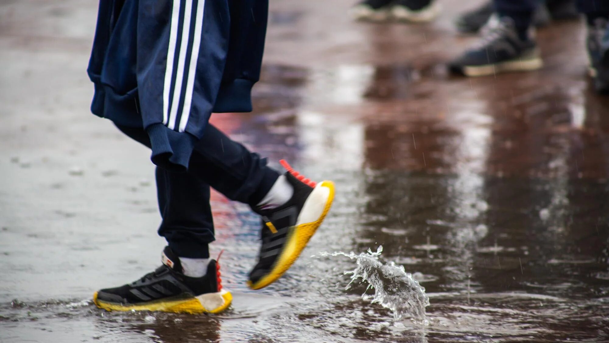 Ботинки на дождливую погоду для мальчика подростка. Дожди. Трактор под дождем. Вчерашний дождь Дагестане.